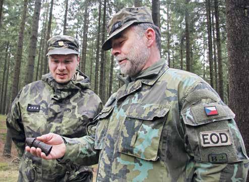 18 A report 4/2017 Vojáci Odřadu pyrotechnické očisty spolu s pyrotechnickým zabezpečením roty EOD 15. ženijního pluku v Bechyni provádí asanaci CHKO Brdy.