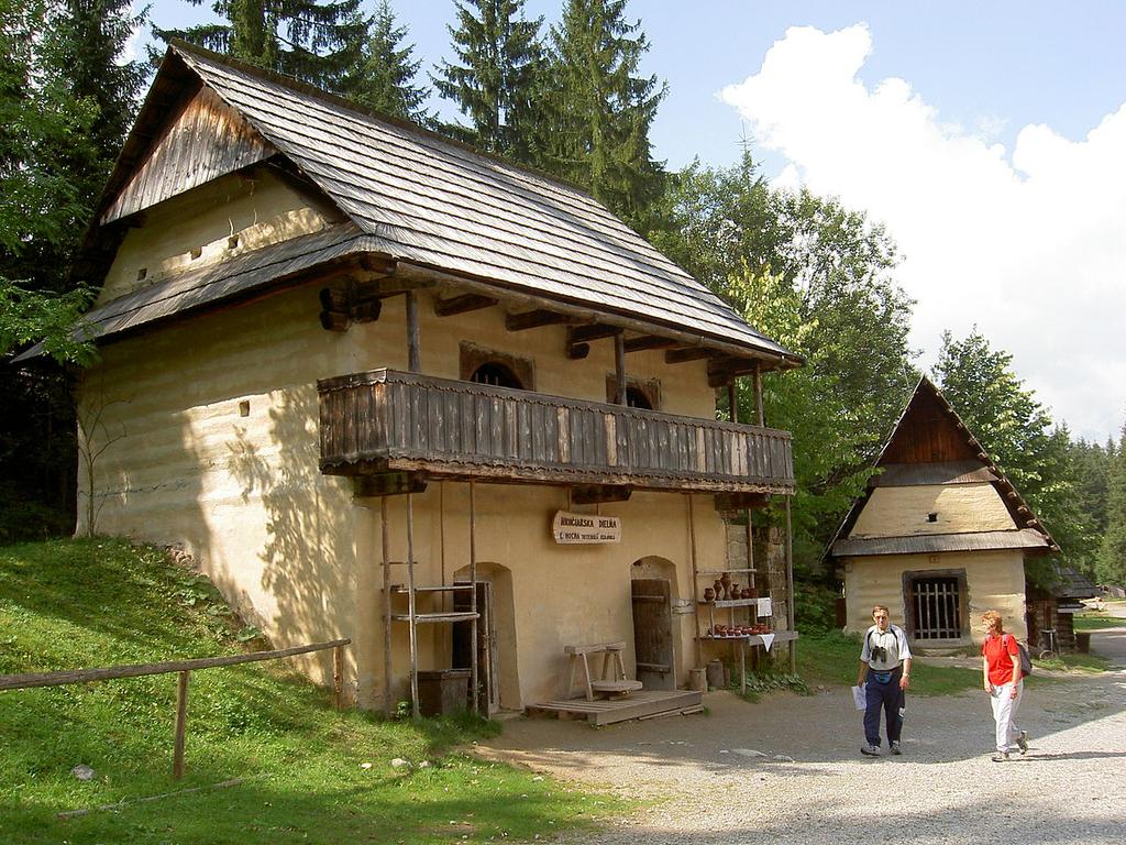 B. Múzeum oravskej dediny (Múzeum oravskej dediny Zuberec Brestová) je slovenské múzeum, ktoré sa nachádza v Zuberci-Brestovej. Ukazuje život v oravských dedinách v minulosti.