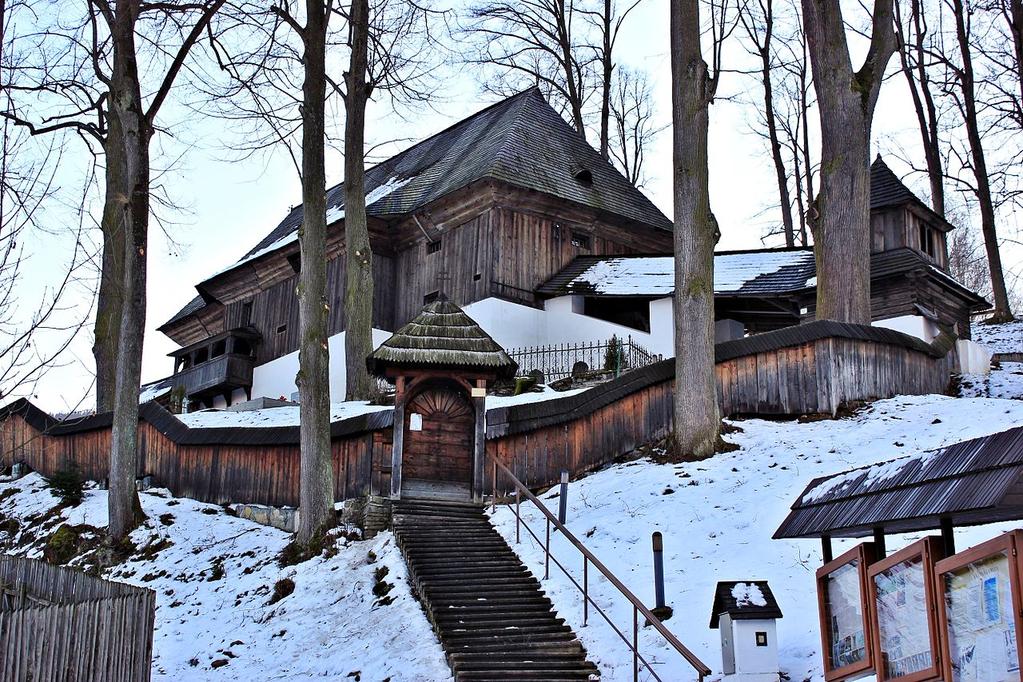 B. Drevený artikulárny kostol je artikulárny evanjelický kostol v obci Leštiny, národná kultúrna pamiatka a lokalita Svetového dedičstva UNESCO.