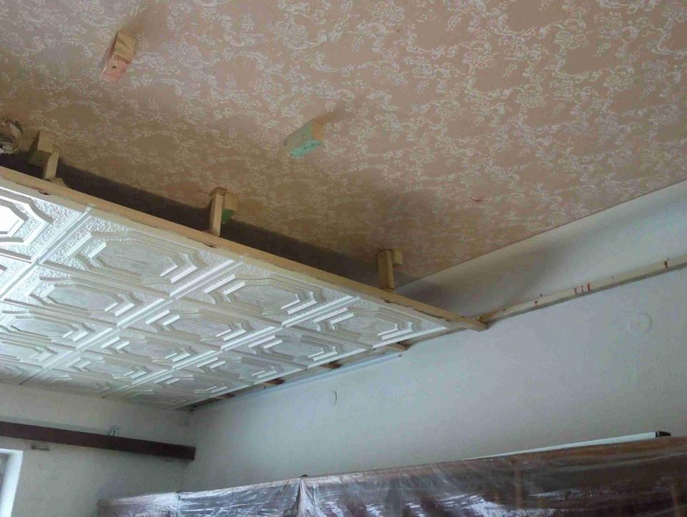 Stropné podhľady možno samozrejme montovať aj do podkrovných