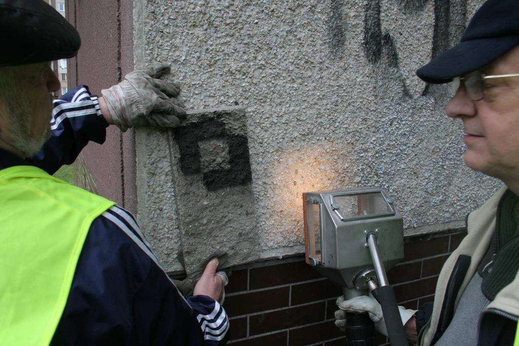 Odstraňování graffiti se provádělo pomocí Vacublastig (tlakem vzduchu se ženou