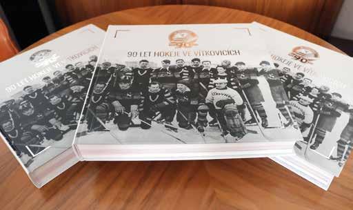VÍTEK FANOUŠKŮM KNIHA 0 LET HOKEJE VE VÍTKOVICÍCH NAÍZÍ POPRVÉ CELÝ PŘÍĚH KLUU Slavnostním křtem z rukou sedmi z nejvýznamnějších klubových legend dnes odstartuje prodej výroční knihy 0 let hokeje ve
