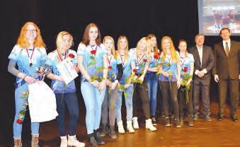 Ani při letošním slavnostním ceremoniálu organizátoři nezapo- S Erasmem do Itálie Úspěšné družstvo volejbalových kadetek TJ Sklo Bohemia Světlá n. S. v loňské sezoně suverénně vyhrálo krajský přebor a vybojovalo si tak účast v I.
