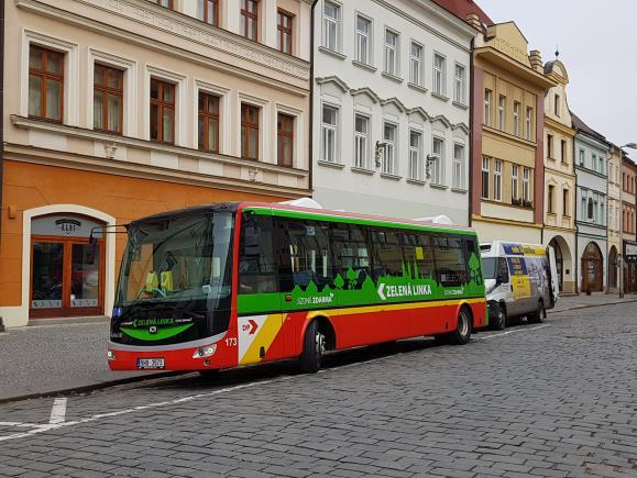 Součástí kontraktu byly také dobíjecí stanice, které budou umístěny na terminálu hromadné dopravy a na konečné Cihelna včetně dobíjecích stanic pro pomalé dobíjení přes noc v zázemí dopravního