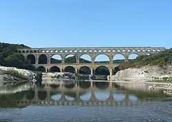 Jeden z najznámejších zachovaných akvaduktov je akvadukt Pont du Gard pri francúzskom meste Nimes.