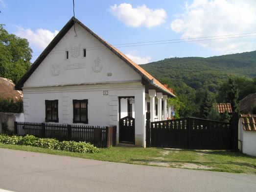 Rakovnici a v obci Čučma spolu so Železnou cestou. Pozdĺž cesty ponúkame peknú ľudovú architektúru (drevenú aj murovanú).