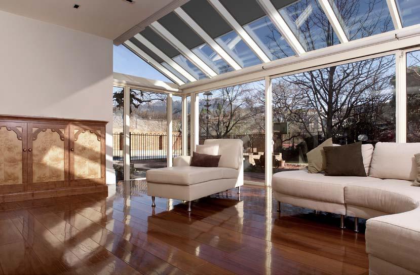 VERANDA HRV08-ZIP Získejte co nejvíce komfortu z vaší zimní zahrady nebo střešního okna s verandovou roletou hrv08-zip. Užijte si relax ve stínu pod tímto systémem s nadčasovým designem.