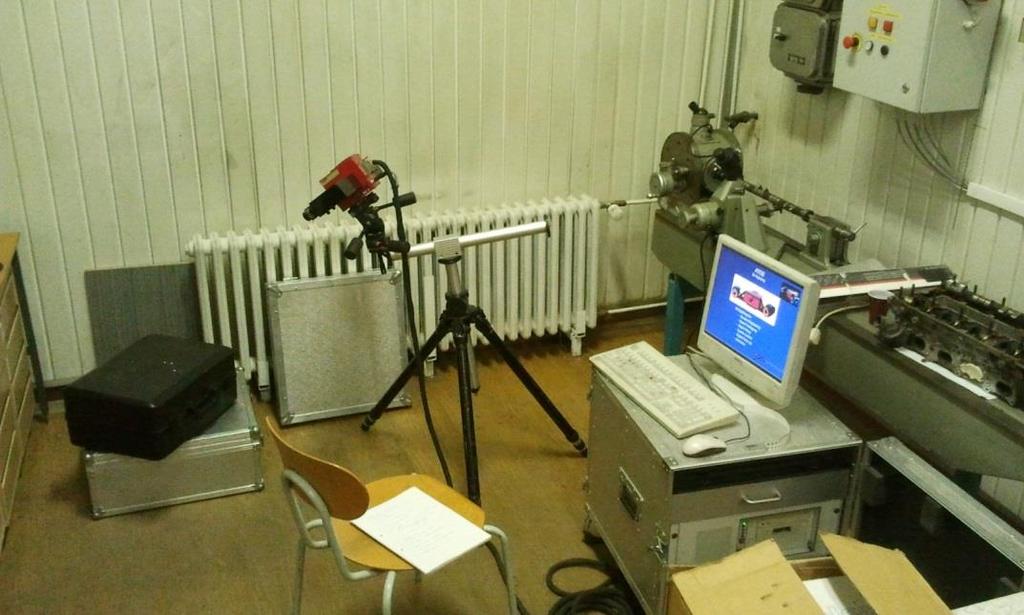 VYTVOŘENÍ VIRTUÁLNÍHO MODELU Obr. 20 Pracovní místo se skenerem ATOS 6.1 KALIBRACE SKENERU Základem celého měření s tímto skenerem je jeho kalibrace.