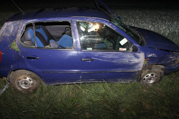 koruny silničního příkopu. Řidič, kterému bylo v době nehody 20 let, nebyl připoután, stejně jako jeho spolujezdec. Dechová zkouška u řidiče byla negativní.