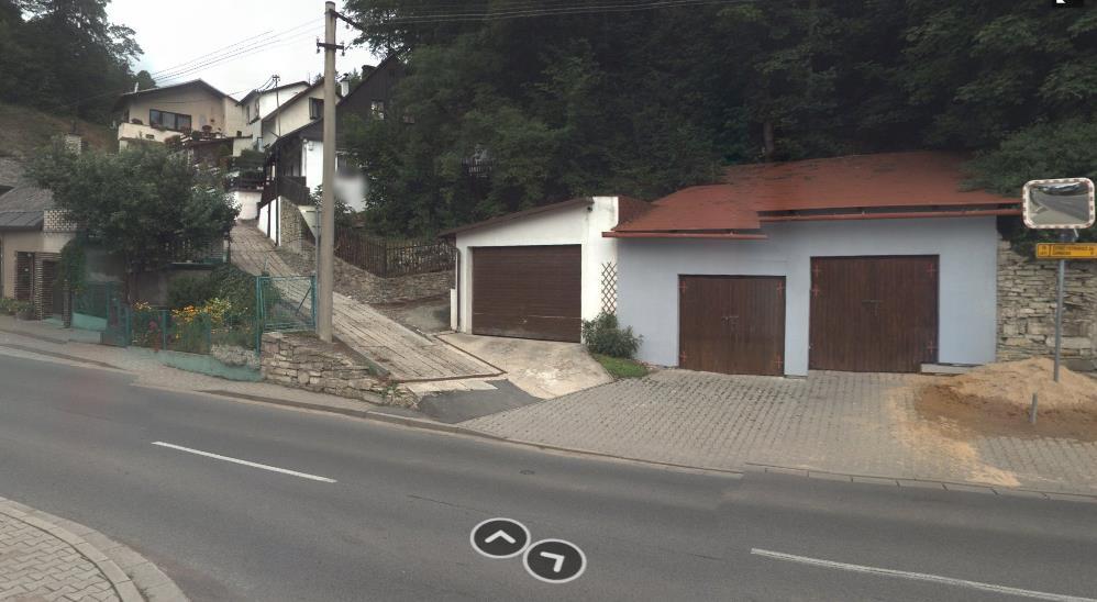 Bylo čerstvě nasněženo a na vozovce byl uježděný sníh, po kterém se vozidlo v zatáčce dostalo do smyku, vůz najel pravým
