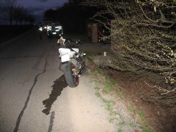 V příkopu narazil přední částí motocyklu do betonového patníku, který byl u vjezdu do domu.
