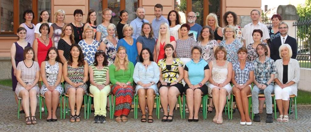 B/ ÚDAJE O PRACOVNÍCÍCH ŠKOLY, JEJICH KVALIFIKACI, PRAXI A ZPŮSOBILOSTI V uplynulém školním roce pracovalo na škole celkem 45 pedagogických pracovníků, ve vedení školy pracovali 3 pedagogičtí