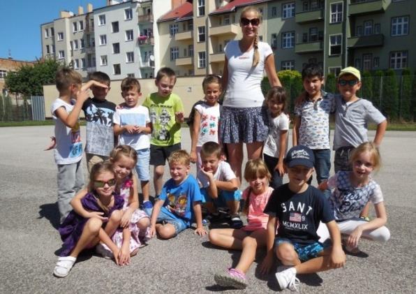 Cílová skupina: žáci 1., 2. a 3. tříd Kapacita: 210 Počet zaměstnanců: 7 Poslání zařízení: Školní družina realizuje a zajišťuje výchovnou, vzdělávací a zájmovou činnost v době mimo vyučování.