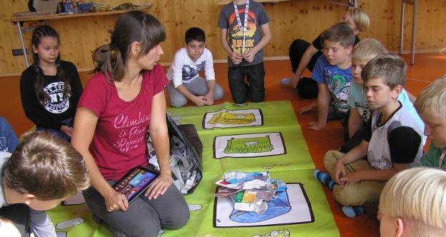 B zazpívali píseň s vlastním textem Už devět let chodím do školy. Prezentace 9. C vyvolala velký ohlas, protože žáci se v závěru školního roku stali mistry České republiky v hokejbale.