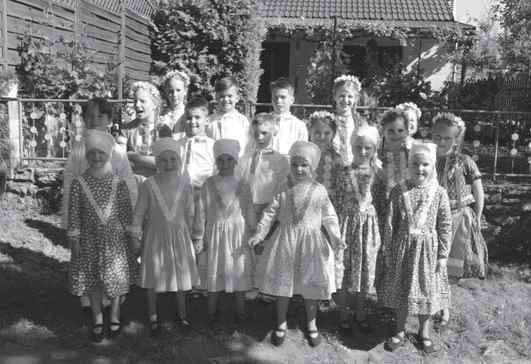co těšit. Opět budeme zpívat úplně nové a možná pro někoho i neznámé koledy. Některé jsme už zazpívali v neděli 26. 11. při rozsvěcení vánočního stromečku před obecním úřadem.