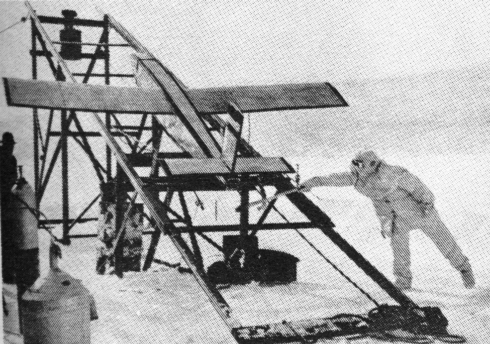 První americký raketoplán Nathan Caver vypouštěl bezpilotní raketoplány u jezera