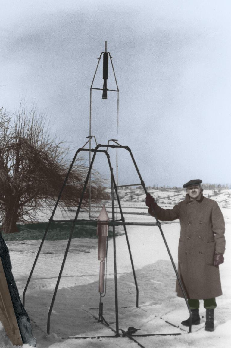 První Goddardovy raketa na tekuté palivo. První start kapalinové rakety 16. března 1926.
