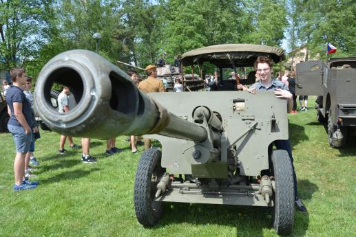 Číslo 5/ XIX. ročník 7 Tank T-34 nám chtěl opět sestřelit zámeckou věž Ahoj, připravil jsem si článek o vojenské technice, která byla ve Staré Vsi k vidění 30. 4. 2018.