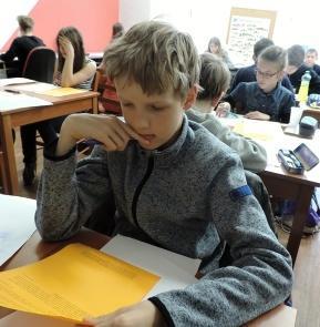 tříd nás reprezentoval Kryštof Ledvinka. S 3 obtížnými úlohami se potýkal statečně výsledkem je 16.-18.místo v okrese. V kategorii 7.