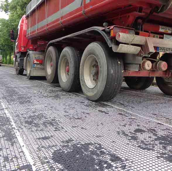 (Vzorec pro výpočet množství uvádíme v detailním instalačním manuálu na str. 3.) Odrolujte geomříž netkanou textilií směrem dolů okamžitě po nanesení spojovacího postřiku.