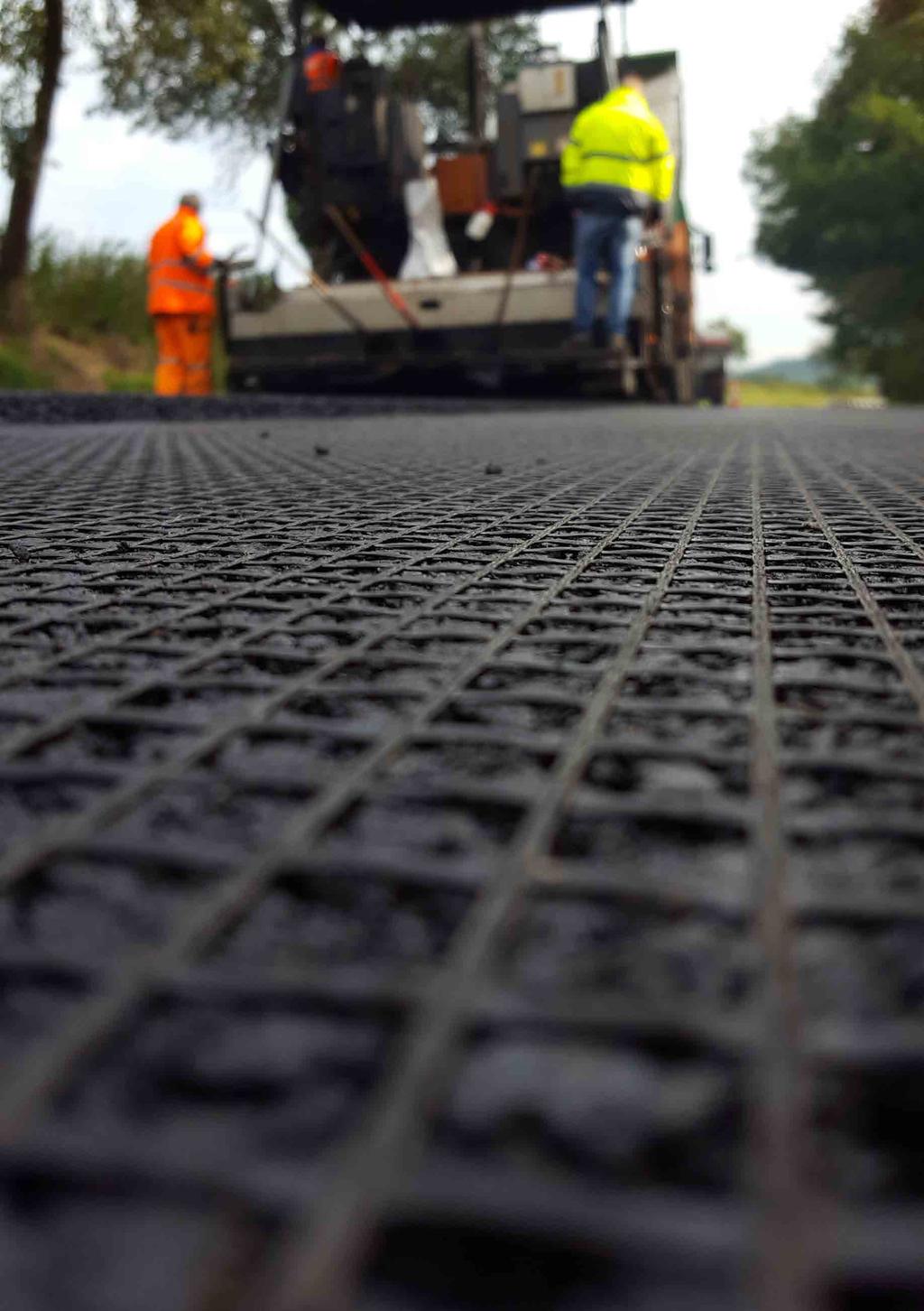25+ LET DLOUHOLETÁ ZKUŠENOST ADFORS vyrábí GlasGrid více než 25 let ADFORS GlasGrid šetří peníze a prodlužuje životnost vozovek až o 300 % ÚSPORY FLEXIBILNÍ DODÁVKY A SERVIS?