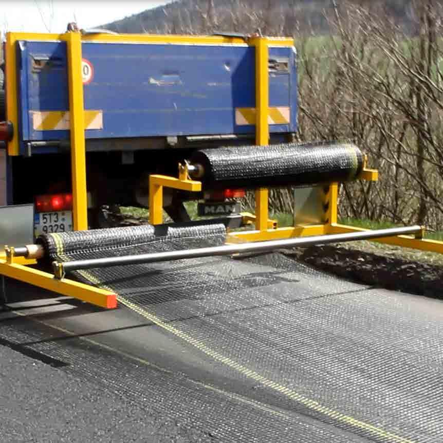 ADFORS GlasGrid GG Pokládka Vyplňte výtluky a trhliny stávajícího povrchu vhodnou správkovou hmotou, na frézovaný povrch aplikujte vyrovnávací asfaltovou vrstvu.