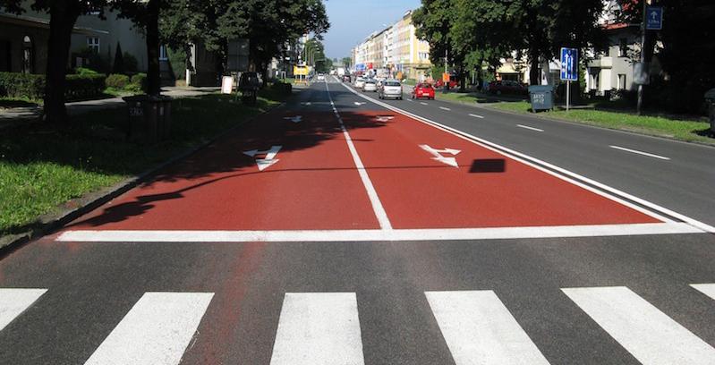8 BEZPEČNOSTNÍ PROTISMYKOVÉ ÚPRAVY Bezpečnostní protismykové úpravy povrchů vozovek poskytují díky použité technologii a kvalitním materiálům vysoké hodnoty součinitele tření a zároveň jsou schopné