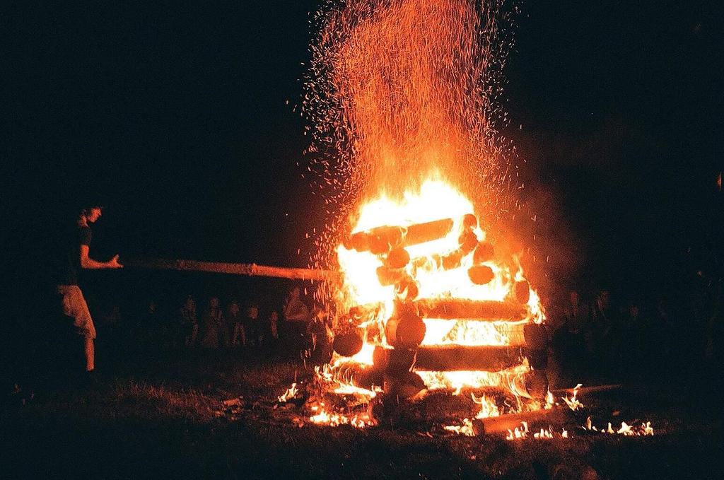 V duchu woodcraftu jsou členům oddílu udíleny pocty, orlí pera, tedy ocenění za prokázání schopností a dovedností. Ty jsou sepsány ve Svitku březové kůry, vydávaném LLM.