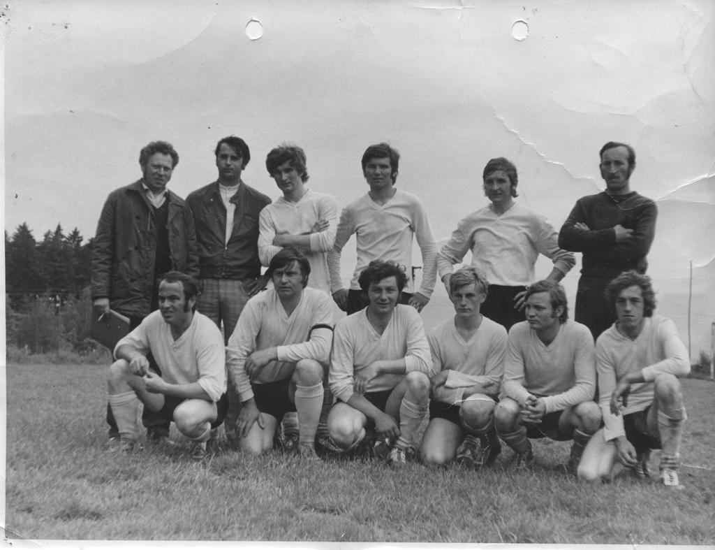 11 Zleva stojí: Jaroslav Bartoš (vedoucí mužstva), Miloš Sobotka, Petr Jan, Šanovec Jaroslav, Havelský Zdenek, Štajms Václav.