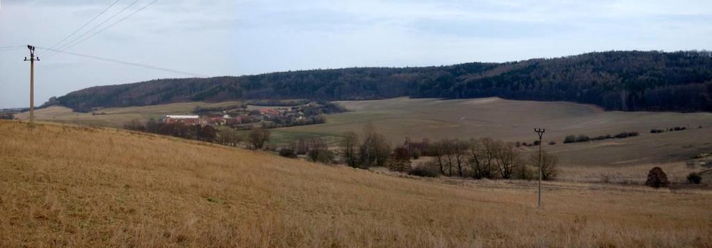 Přírodní charakteristika Modelace terénu Území je tvořeno převážně členitou pahorkatinou - kromě západní části, kde má reliéf charakter ploché vrchoviny.