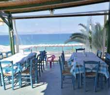Po schodech od hotelu se dostanete na hezkou písčitooblázkovou pláž. Na pláži má hotel beach bar, sprchu a slunečníky s lehátky (zdarma v případě konzumace v baru).