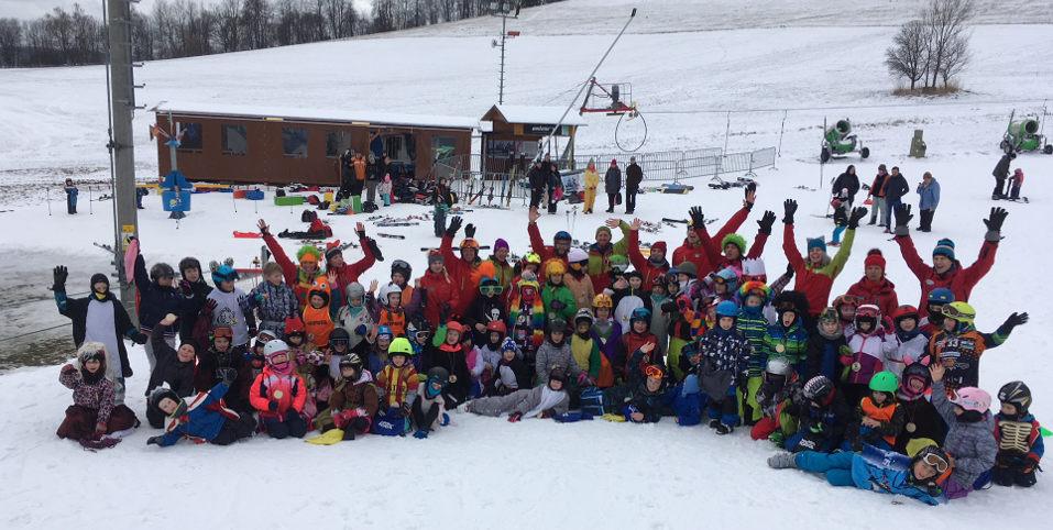 ZPRÁVY ZÁKLADNÍ A MATEŘSKÉ ŠKOLY Lyžák (základní škola) Na lyžáku jsem se naučil jezdit parádně na snowboardu. Dřív jsem jezdíval na lyžích. Na lyžák jsme jezdili autobusem.