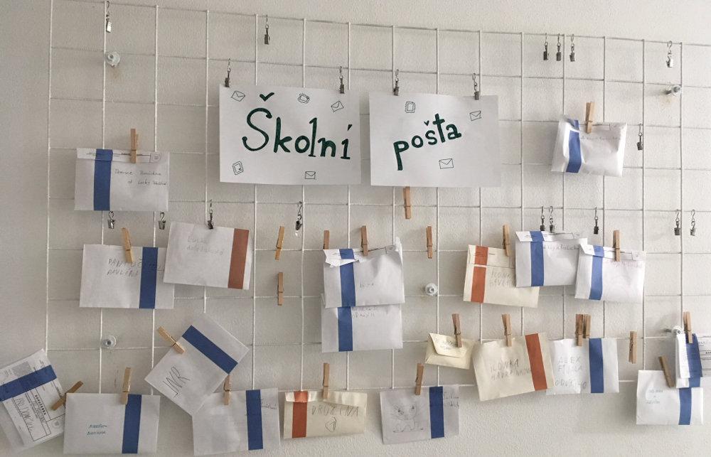 Od instruktorů jsme dostali i medaile a my dali medaile instruktorům. Bylo to tam super!! Petr Rigler, 5.třída Školní pošta (základní škola) Ve škole máme školní poštu.