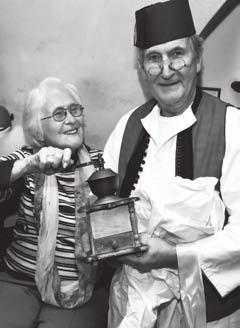 HISTORIK FOTO: Míra Lédl Vopička s milou paní Haničkou (87 let) a kafemlejnkem, který