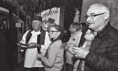 Se všemi barmankami před Kafírnou (mimo čtyř) Dort s kávou a Vopičkou Jana Dítětová