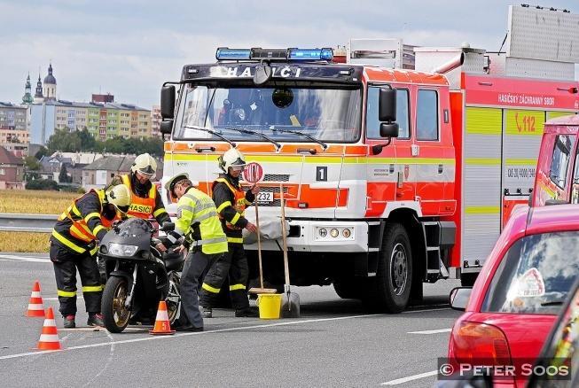 Dopravní nehody Ve sledovaném období zasahovaly jednotky poţární ochrany u.527 dopravních nehod, coţ je o více neţ v předchozím roce (3.Q 24 -.427 událostí).