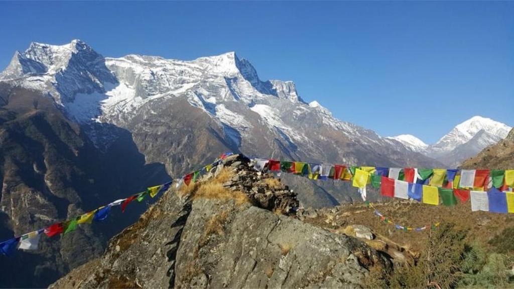 Nepál Tento měsíc zabrouzdáme do Himalájí. Nejeden Roháč byl na místě, které navštívíme. Jsou tam hory tak vysoké, že málokdy dohlédnete na jejich vrcholky.