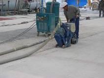 Betonové povrchy je třeba mechanicky připravit pomocí tryskání, brokování nebo frézovaní,