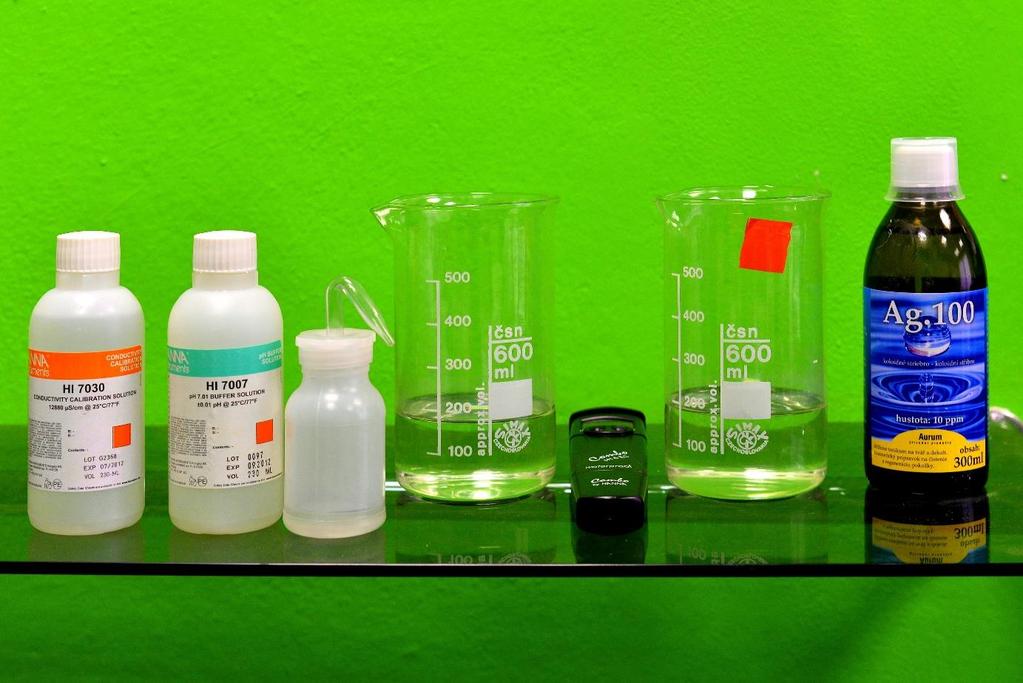 7.3. Kontrola kvality Ag Obrázek 19: Pokus III Kalibrační roztoky a přístroj Combo ph + EC (školní laboratoř) V tomto pokusu jsem zkoušela, obsahuje-li
