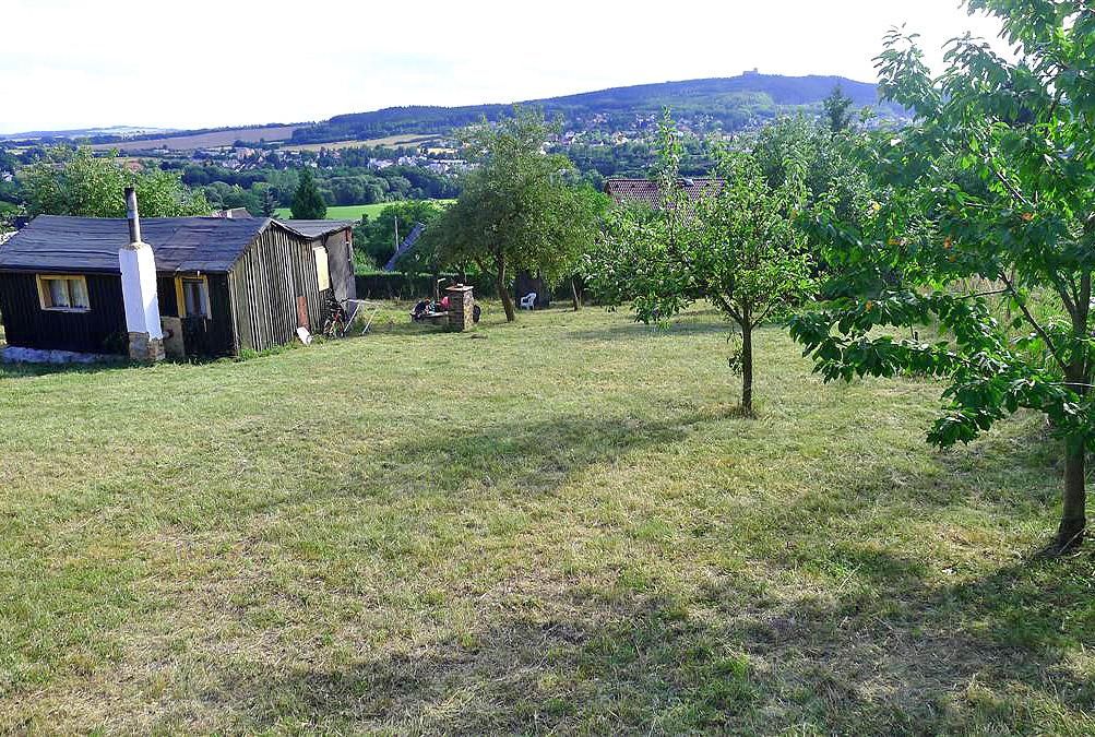 POZEMEK VE STARÉM PLZENCI Nabízeli jsme k prodeji pěkný pozemek pro stavbu rodinného domu v Sedlci, který byl situovaný na jižním svahu s výhledem na Starý Plzenec a hrad Radyni.