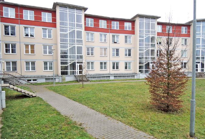 BYT 1+1 S TERASOU V BOLEVCI V roce 2015 jsme také nabízeli ke koupi byt o velikosti 1+1, který byl umístěný až ve druhém (předposledním) patře bytového domu ve Studentské ulici v Plzni.