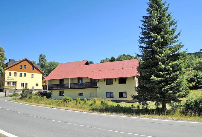 KOMERČNÍ OBJEKT - PENZION Železná Ruda, okres Klatovy V květnu 2015 jsme realizovali prodej poměrně známého penzionu v rekreační oblasti při hlavní silnici vedoucí od Špičáku směrem do centra Železné
