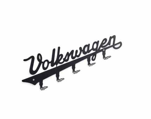 Klasický jednoduchý vešiak na kľúče v tvare historického nápisu Volkswagen. Háčiky pre päť kľúčov. Farba: čierna. Materiál: kov. Rozmery: 295 mm x 90 x 3 mm. Obj.