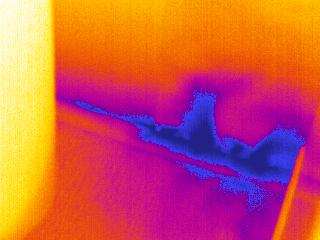 Infračervené termogramy v místě styku podlahy a stěny pro