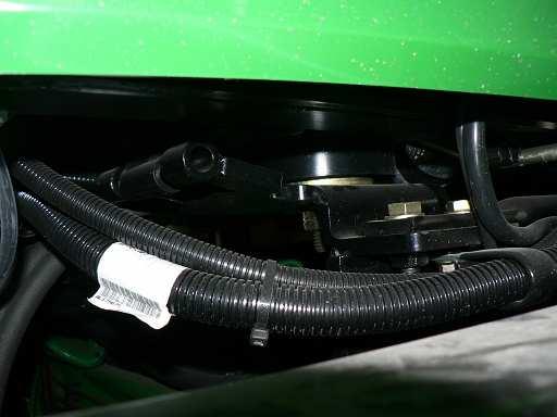 Obr. 3.5 Axiálně orientovaný silentblok, přední uchycení kabiny John Deere s možností bočního odklopení kabiny [12