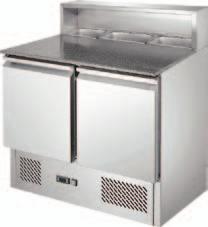 s mramorovou pracovní deskou. V zadní části otvor pro vložení 5 ks gastronádob GN1/6. Elektronický termostat, cirkulační chlazení, automatické odtávání.