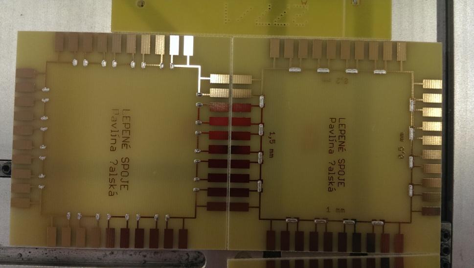 dvojnásobné množství adheziva LOCTITE 3888, což už stačilo na bezproblémový šablonový tisk i na potřebné množství zhotovených