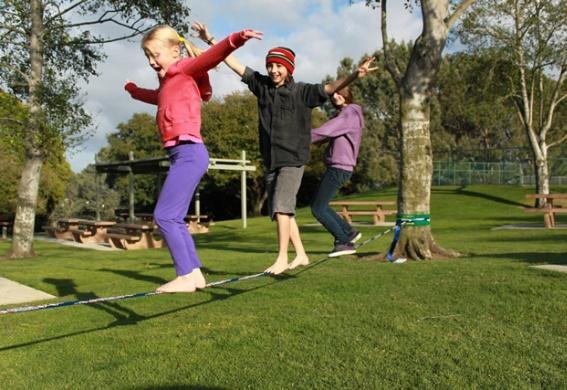 využitelné pro děti i dospělé - kůly na slackline a závěsný