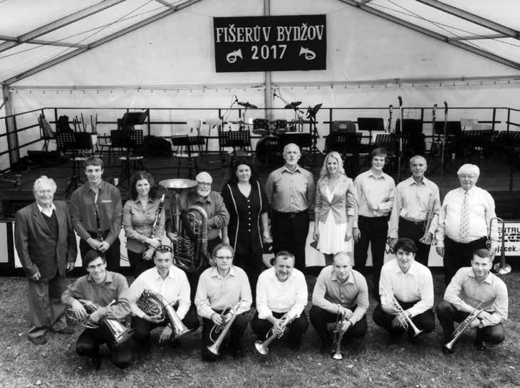VZPOMÍNÁNÍ SE SKLENĚNKOU Ing. Josef Vondráček dokončení Skleněnka je od jeho počátku pravidelným účastníkem festivalu dechových hudeb Fišerův Bydžov. Již několik let zahajuje hlavní odpolední program.