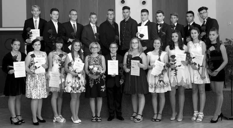 Černá trička dostali úspěšní reprezentanti školy na soutěžích, oranžová ti, kteří pracovali nad rámec